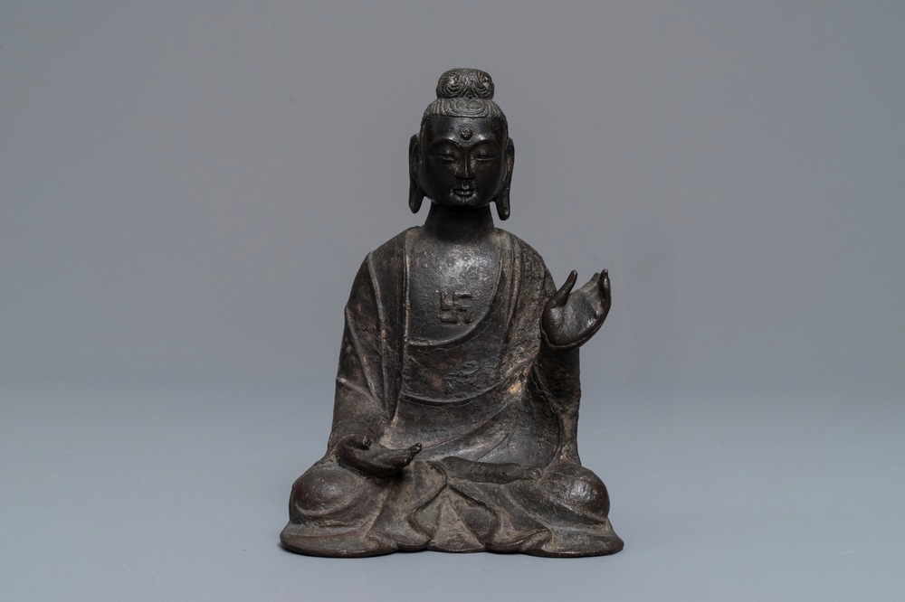 Une figure de Bouddha en bronze, Chine, Ming
