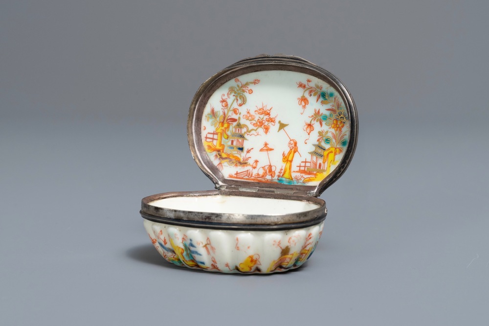 Une tabati&egrave;re en porcelaine tendre de Saint-Cloud de style Kakiemon &agrave; monture en argent, 2&egrave;me quart du 18&egrave;me