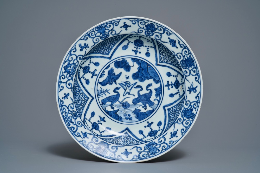Een Chinese blauwwitte schotel met kraanvogels, Jiajing