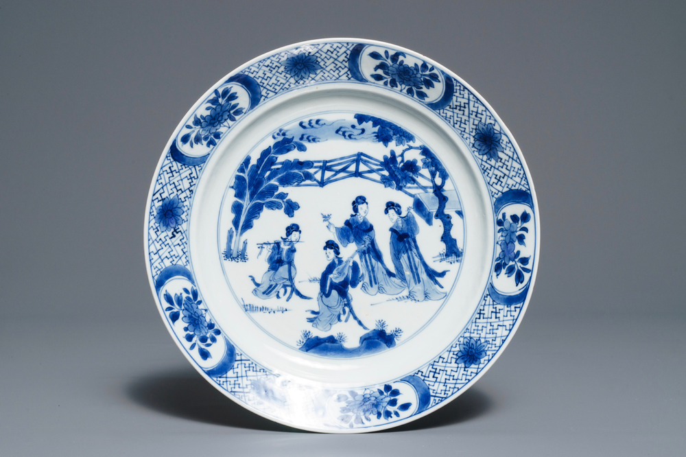 Een Chinese blauwwitte schotel met musicerende lijzen, Kangxi
