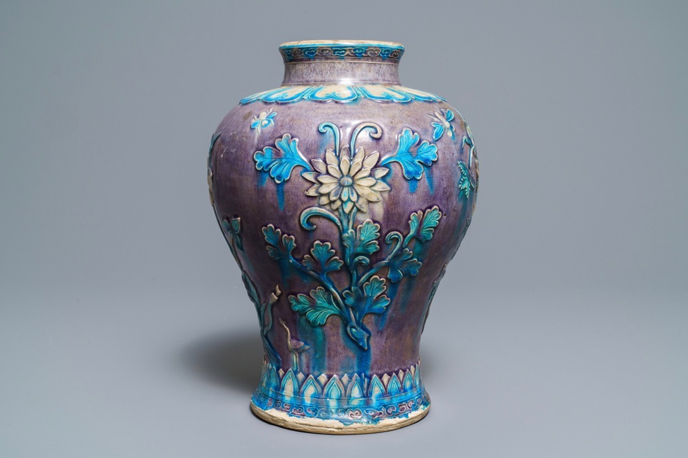 Un grand vase de forme meiping en gr&egrave;s fahua, Chine, Ming