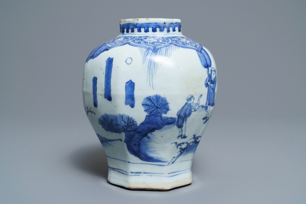Un vase de forme balustre en porcelaine de Chine bleu et blanc, &eacute;poque Transition