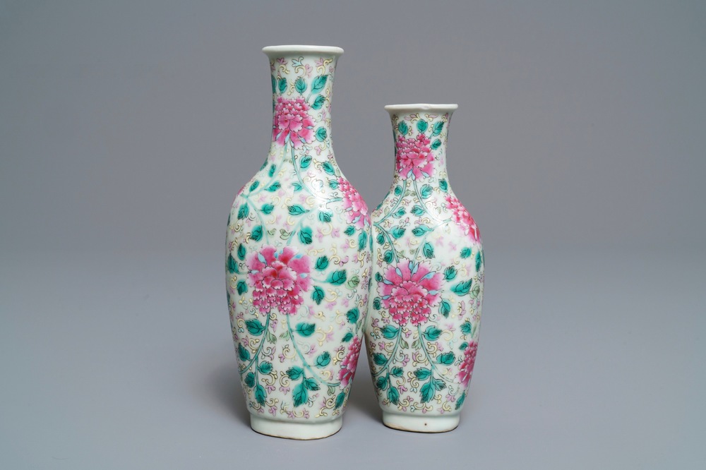 Een Chinese famille rose 'tweelingen' vaas, 19e eeuw