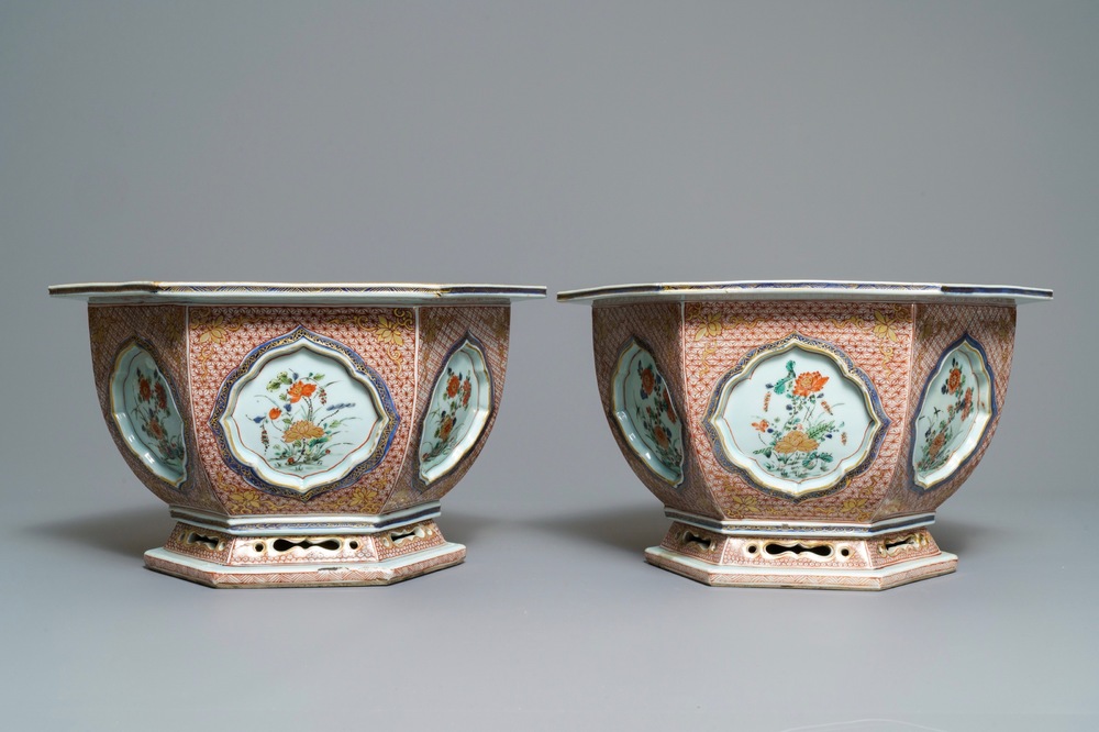 Une paire de jardini&egrave;res de forme hexagonale en porcelaine de Chine famille verte, Kangxi/Yongzheng
