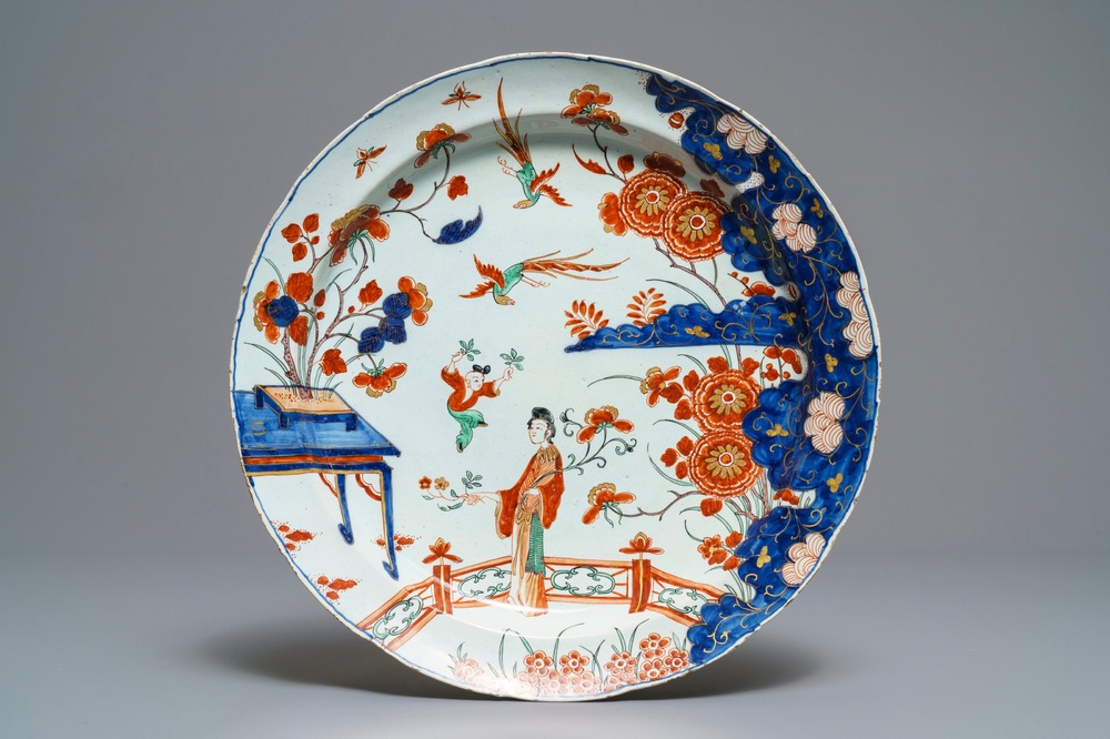Un plat &agrave; d&eacute;cor de chinoiserie en fa&iuml;ence de Delft petit feu et dor&eacute;, 1&egrave;re moiti&eacute; du 18&egrave;me