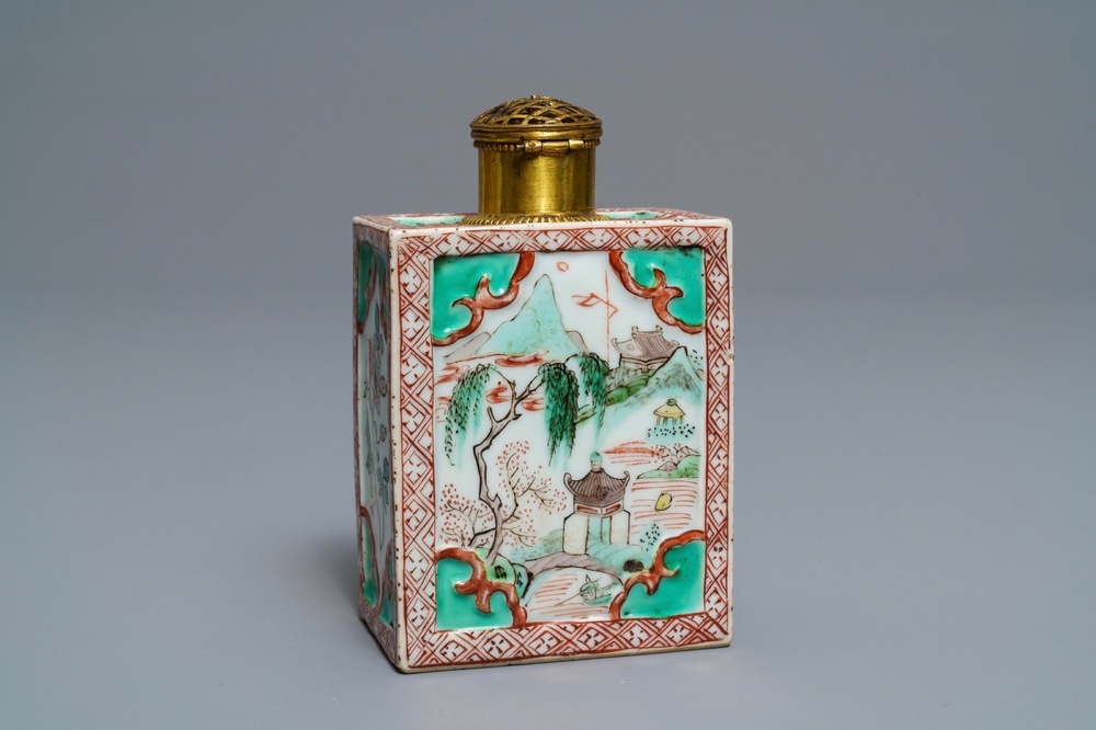 Een Chinese famille verte theebus met reli&euml;fdecor, Kangxi