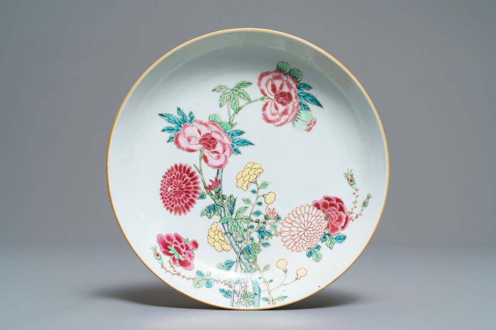 Une assiette en porcelaine de Chine famille rose, anc. coll. Auguste le Fort, Yongzheng