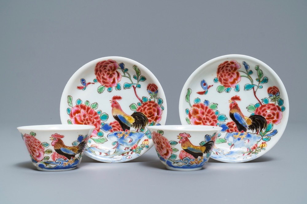 Een paar Chinese famille rose koppen en schotels met hanen, Yongzheng/Qianlong