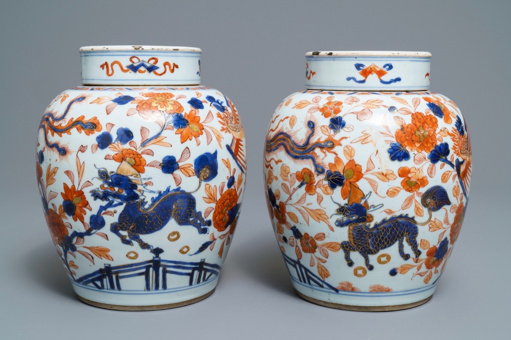 Une paire de pots couverts en porcelaine de Chine de style Imari, Kangxi