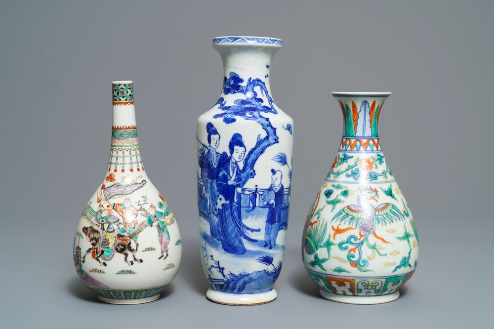 Drie Chinese blauwwitte, famille verte en doucai vazen, 19/20e eeuw