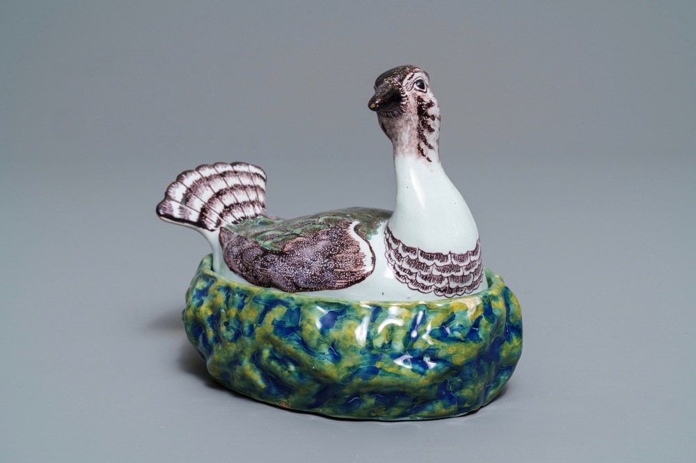 Un beurrier couvert en fa&iuml;ence polychrome de Delft en forme de pluvier, 18&egrave;me