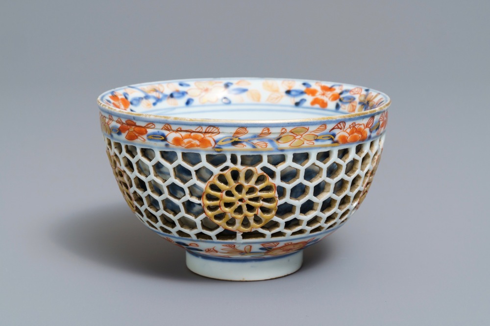 Een Chinese Imari-stijl kom met opengewerkte dubbele wand, Kangxi