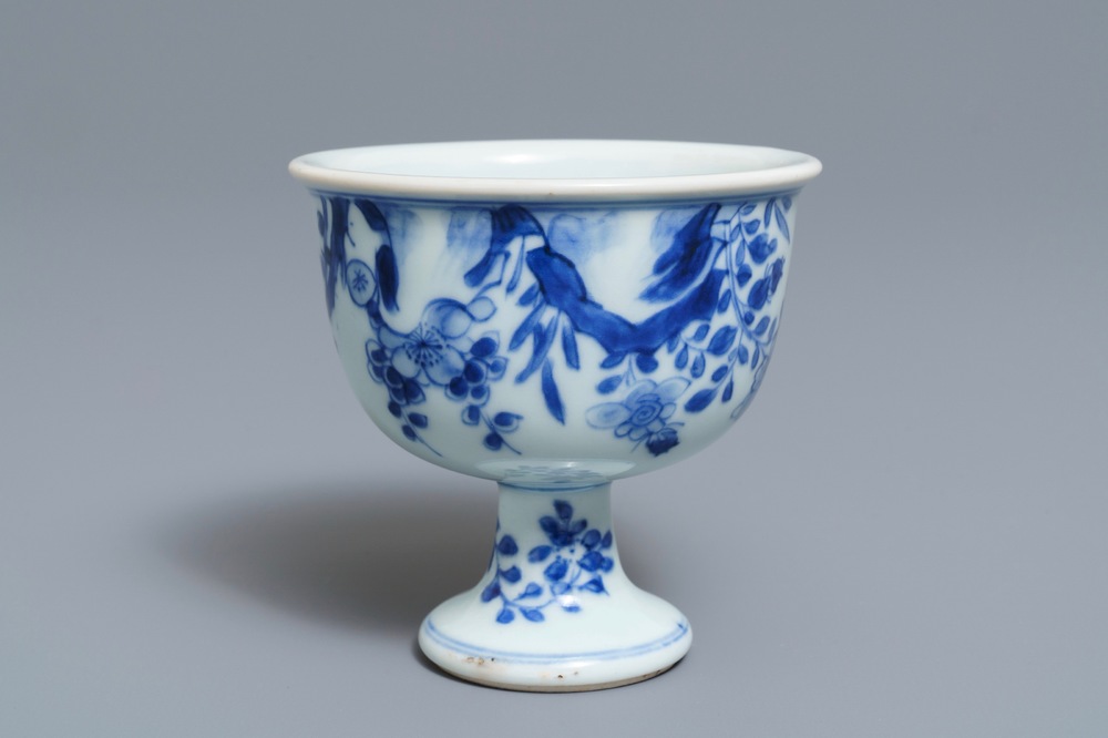 Een Chinese blauwwitte stem cup met vogels bij bloesems, Transitie periode