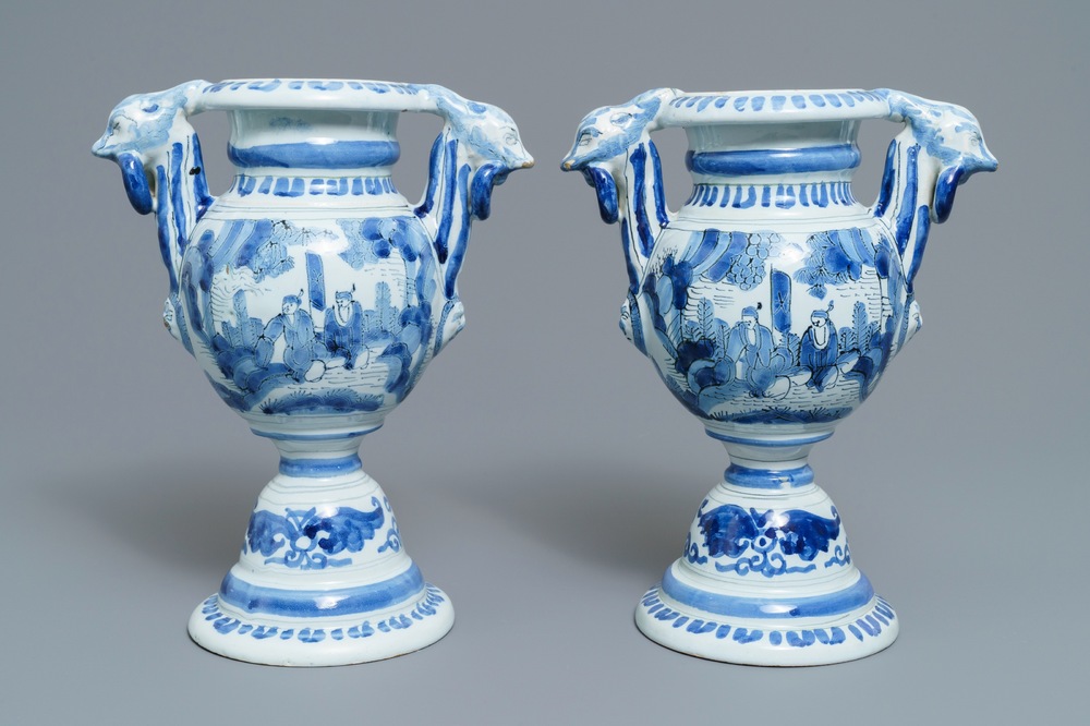 Une paire de vases d'autel en fa&iuml;ence de Delft bleu et blanc, 17&egrave;me