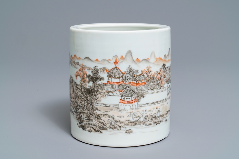 A Chinese grisaille and iron red brush pot, Ju Ren Tang merk, Republic, 20th C.