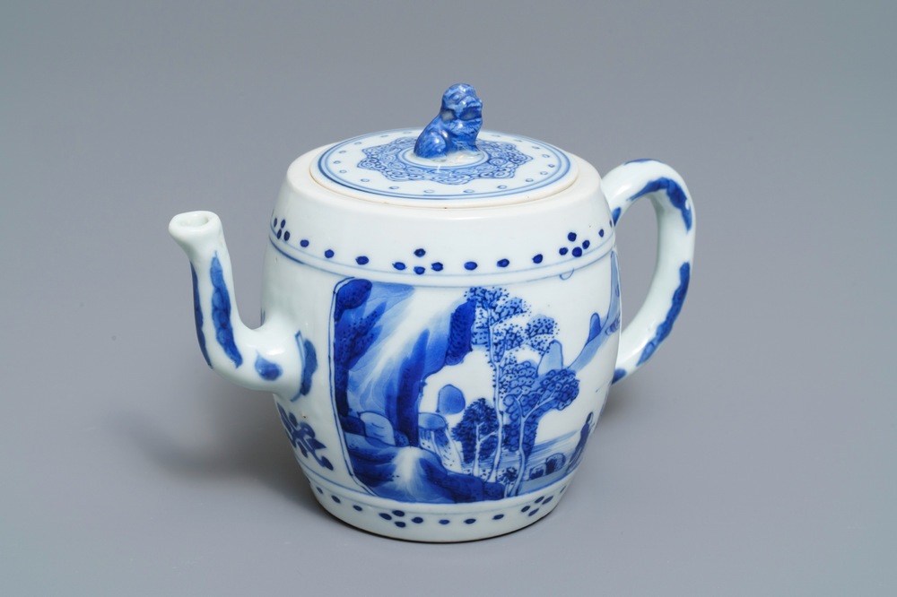 Une th&eacute;i&egrave;re couverte en porcelaine de Chine bleu et blanc, Kangxi