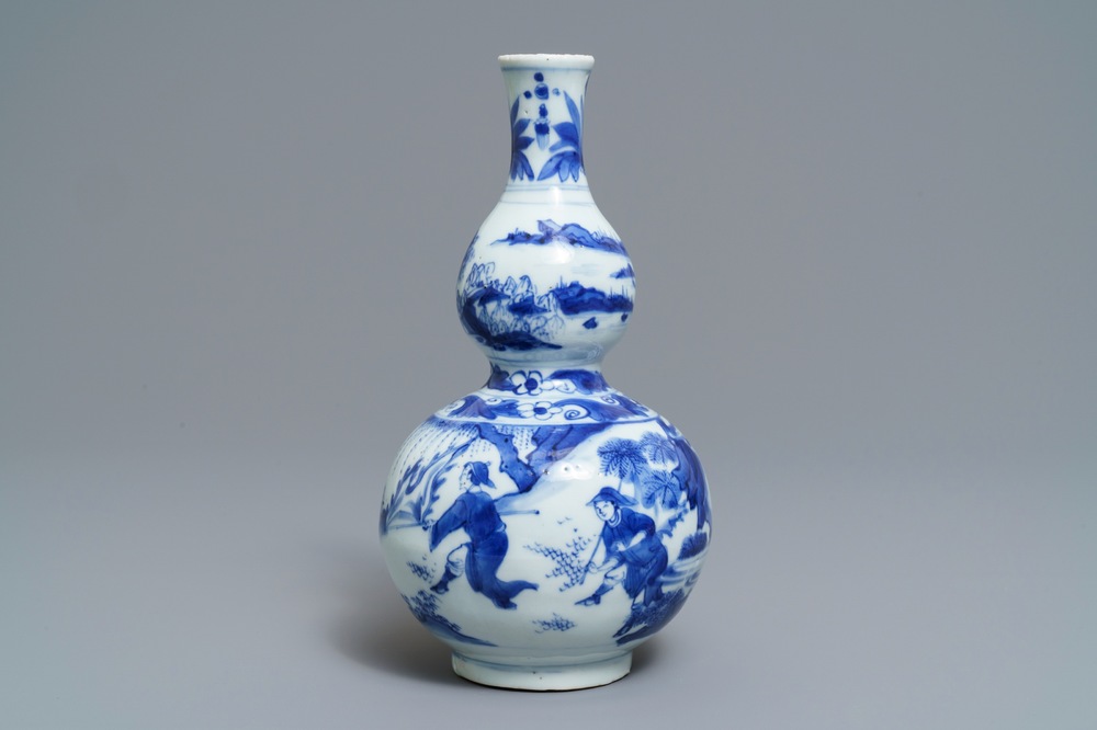 A Chinese blue and white double gourd vase, Transitional period