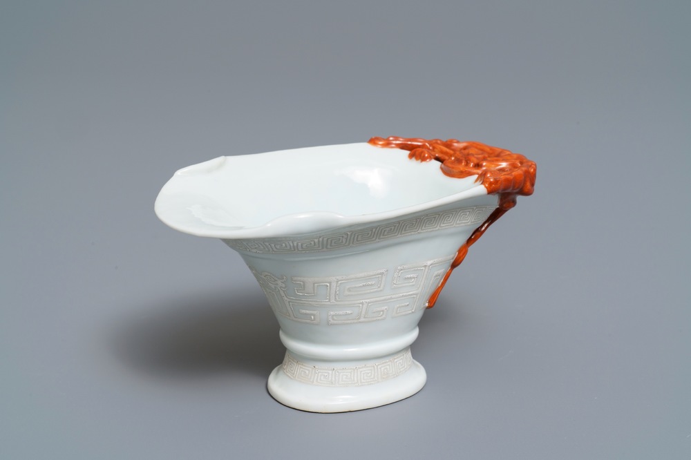 Een Chinese 'bianco sopra bianco' en ijzerrode libation cup, 19e eeuw