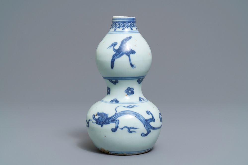 Een Chinese blauwwitte kalebasvaas, Ming
