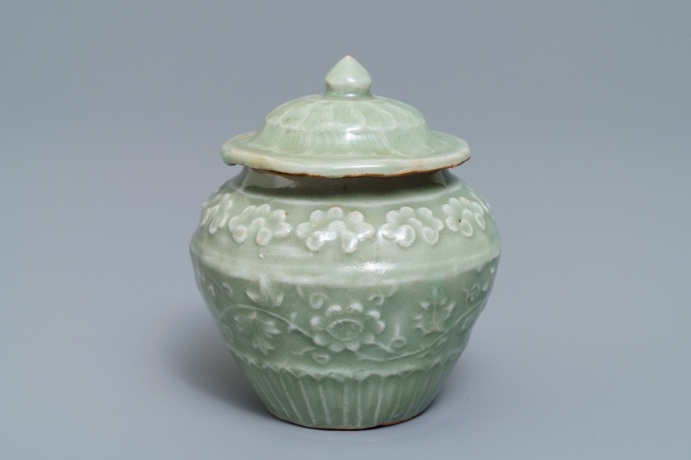 Un petit vase couvert en porcelaine de Chine c&eacute;ladon de Longquan, Ming