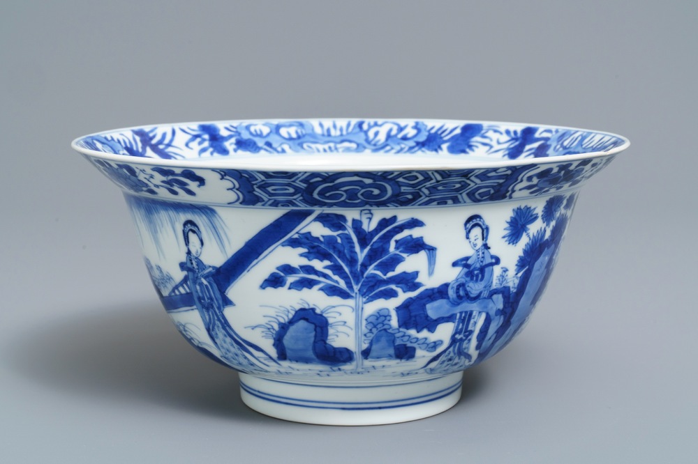 Un bol de type klapmuts en porcelaine de Chine bleu et blanc, marque et &eacute;poque de Kangxi
