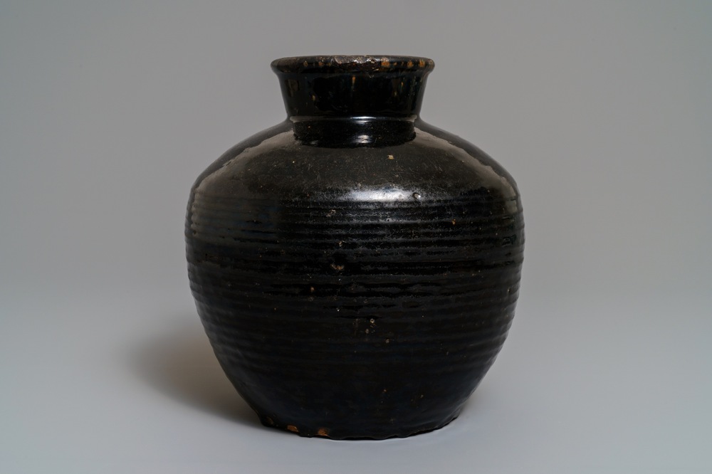 Een Chinese steengoed pot met zwart glazuur, Song