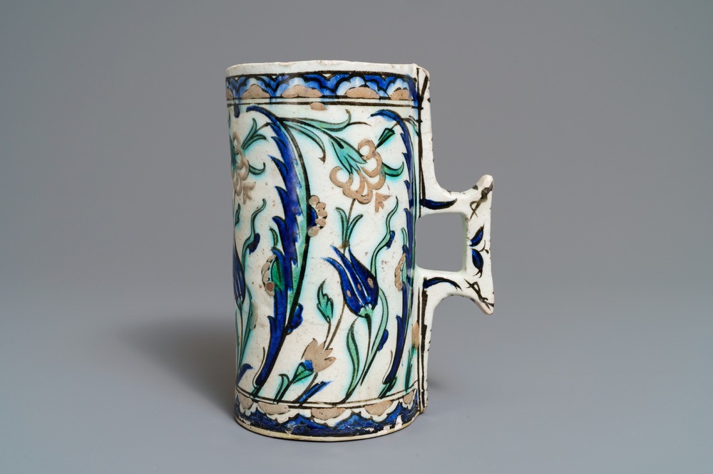 Een polychrome Iznik pul, Turkije, 17e eeuw