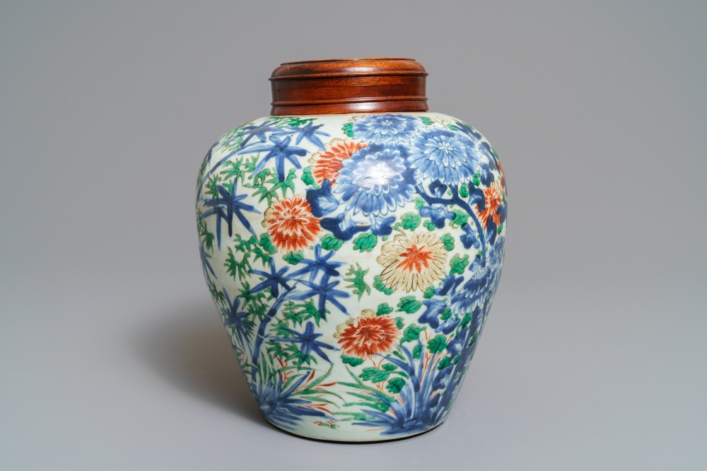 Een Chinese wucai pot met floraal decor, Transitie periode