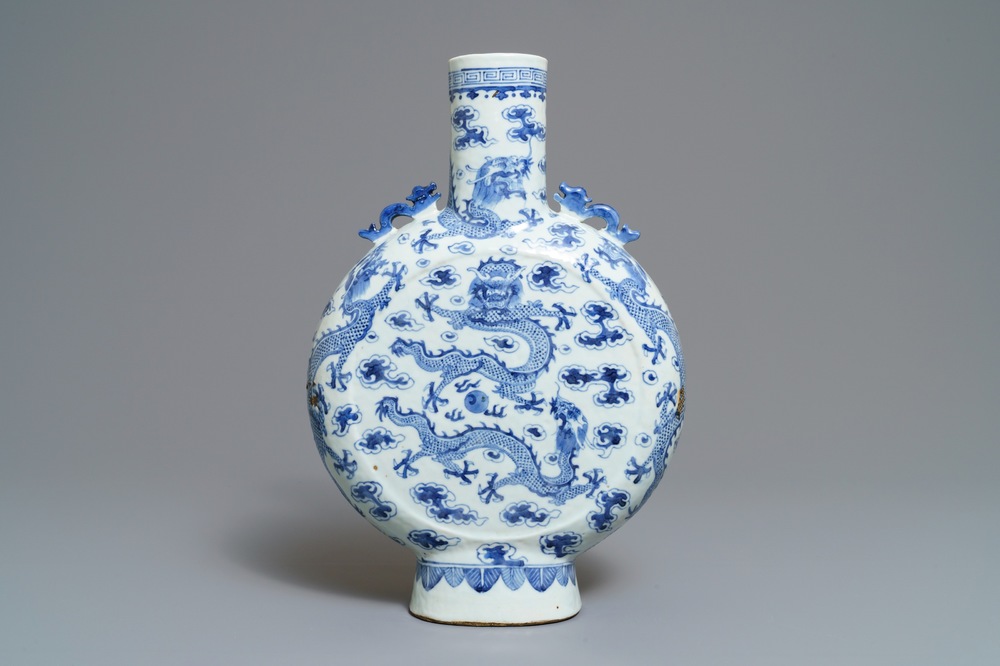 Un vase de forme gourde 'moonflask' en porcelaine de Chine bleu et blanc, 19&egrave;me