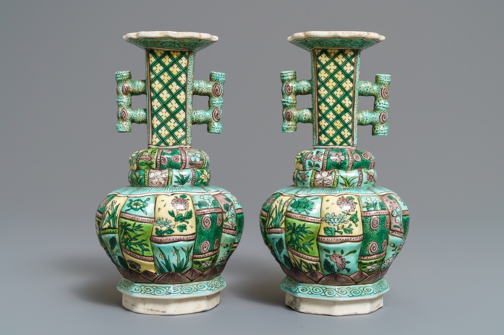 Een paar Chinese verte biscuit vaasjes, Kangxi