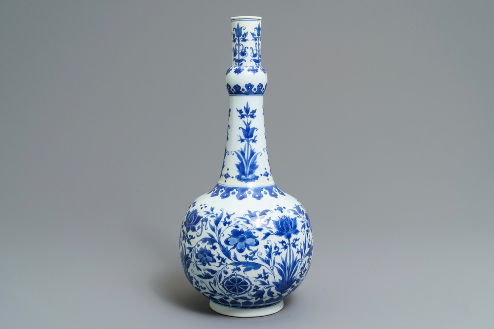 Un vase de forme bouteille en porcelaine de Chine bleu et blanc &agrave; d&eacute;cor floral, &eacute;poque Transition