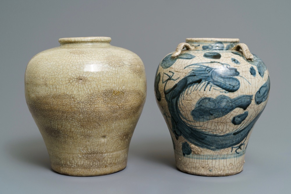 Twee Chinese blauwwitte en monochrome Swatow potten, Ming