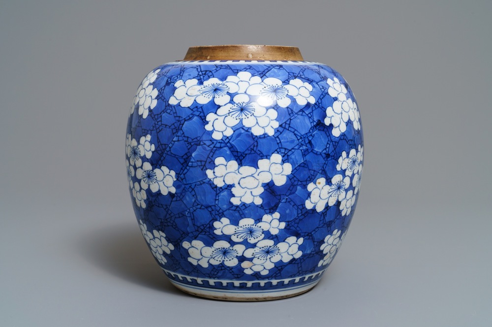 Een Chinese blauwwitte gemberpot met 'prunus op gebroken ijs', Kangxi