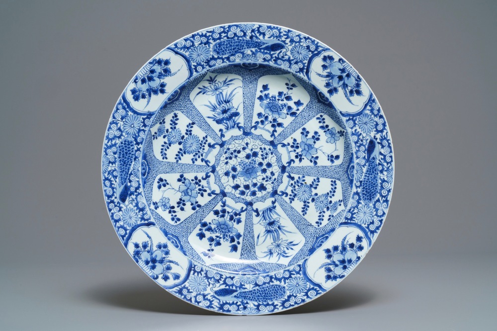 Een grote Chinese blauwwitte schotel met pauwenrand, Kangxi