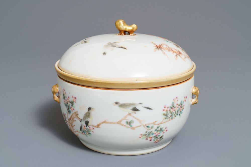 Een Chinese qianjiang cai dekselkom, Qianlong merk, 19/20e eeuw