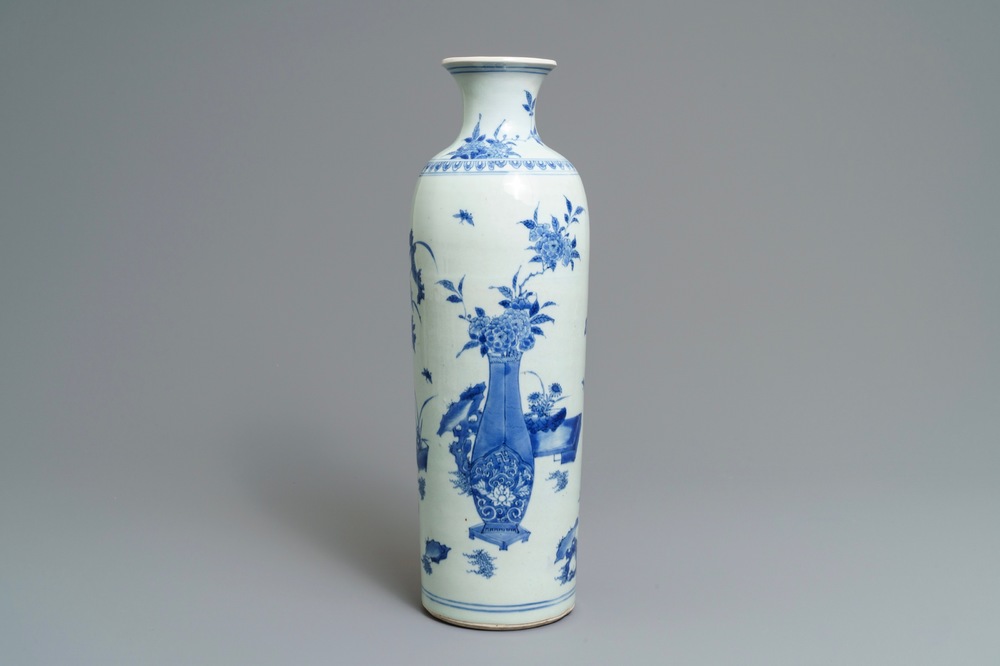 Un grand vase de forme rouleau en porcelaine de Chine bleu et blanc &agrave; d&eacute;cor de vases fleuris, &eacute;poque Transition