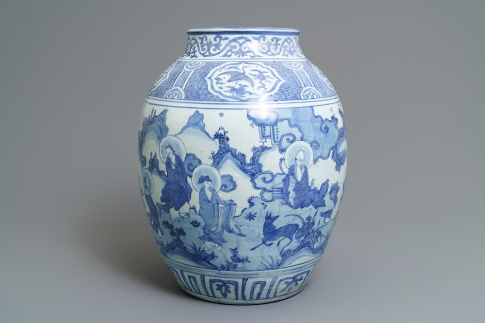 Un grand vase en porcelaine de Chine bleu et blanc &agrave; d&eacute;cor d'immortels, Wanli