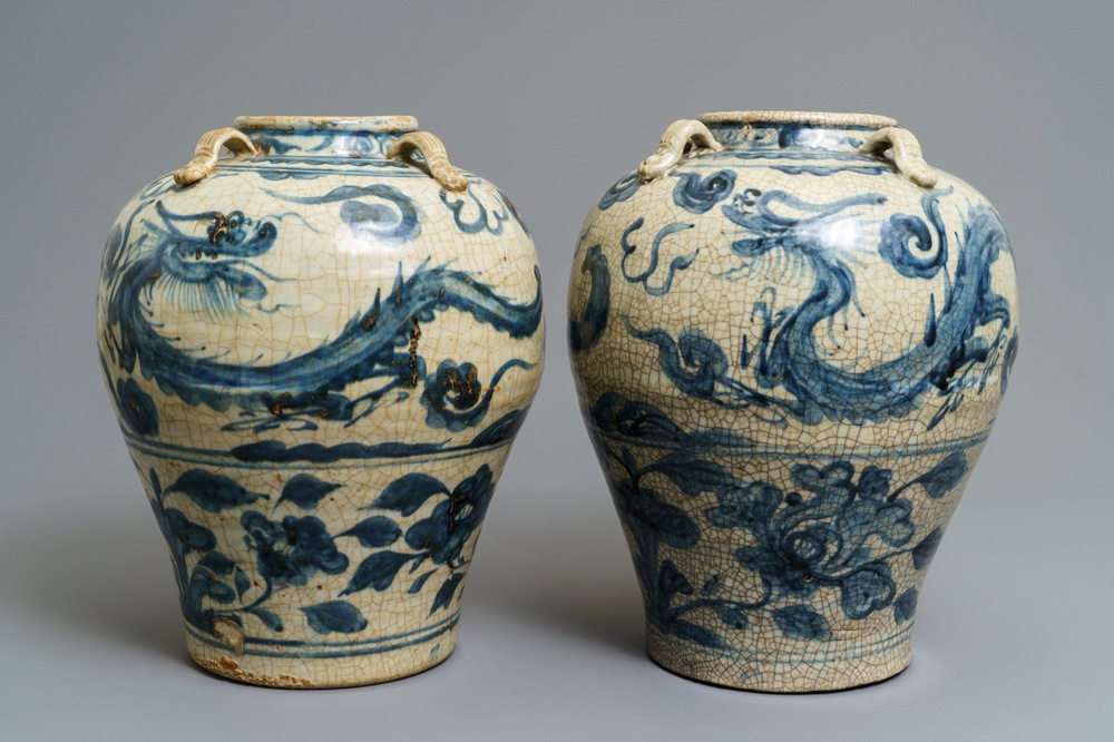 Une paire de vases en porcelaine de Chine bleu et blanc dite 'de Swatow', Ming