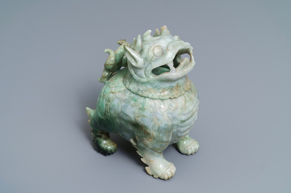 Un br&ucirc;le-parfum en jad&eacute;ite en forme de luduan, Chine, 19&egrave;me