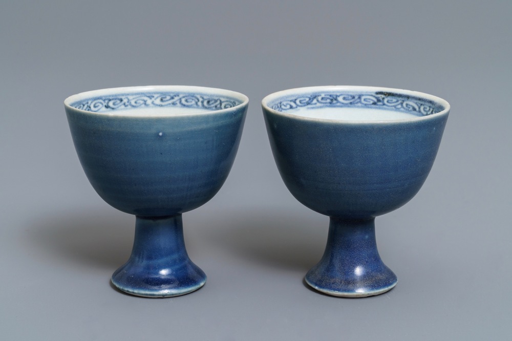 Een paar Chinese monochrome blauwe Hatcher Cargo stem cups, Transitie periode