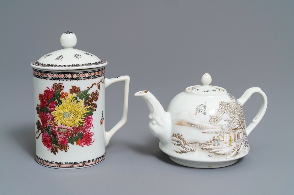Een Chinese polychrome theepot met winterlandschap en een florale dekselkroes, 20e eeuw