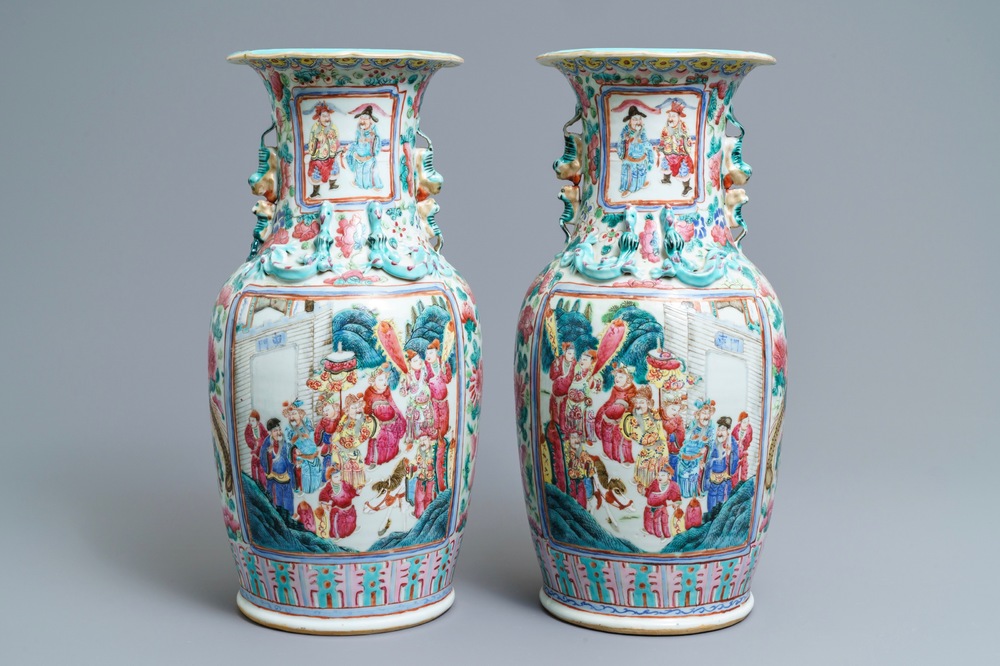 Une paire de vases en porcelaine de Chine famille rose, 19&egrave;me