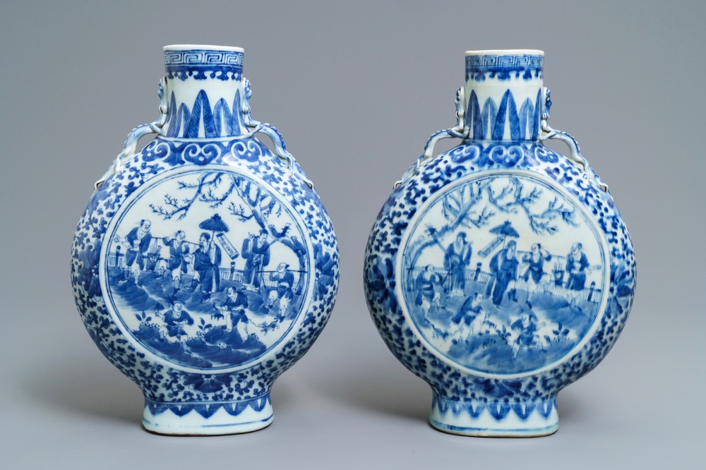 Une paire de vases de forme gourde 'moonflask' en porcelaine de Chine bleu et blanc, 19&egrave;me