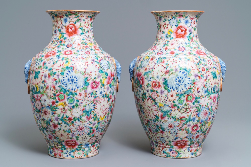 Een paar Chinese famille rose 'millefleurs' vazen, Qianlong merk, Republiek, 20e eeuw