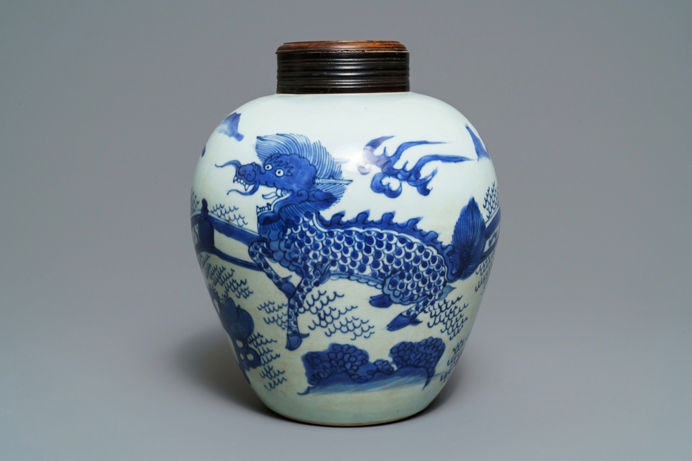 Un pot en porcelaine de Chine bleu et blanc &agrave; d&eacute;cor d'un kylin, &eacute;poque Transition