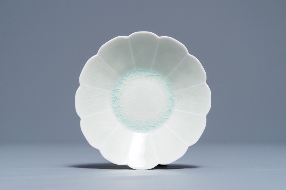 Une coupe en porcelaine de Chine qingbai en forme de chrysanth&egrave;me, Song