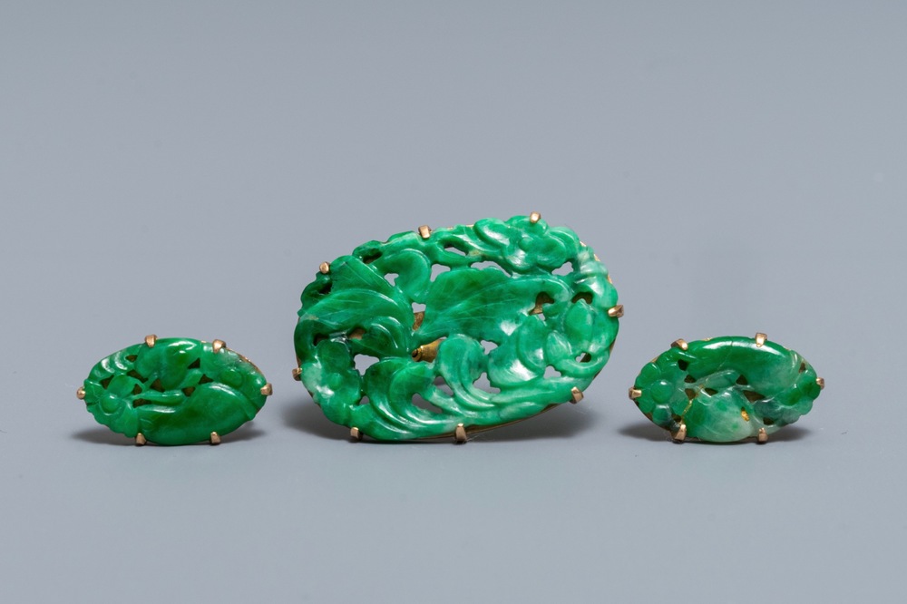 Une paire de boucles d'oreilles et une broche en jade &agrave; monture en or 14 carats, Chine, 20&egrave;me