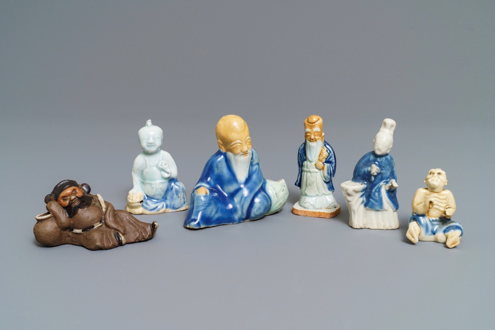 Zes Chinese blauwwitte en celadon biscuit figuren, Qianlong