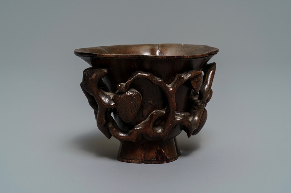 A Chinese carved bamboo libation cup with floral design, 18/19th C.