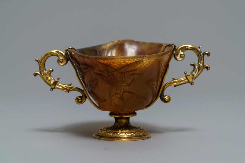 Une coupe libatoire en corne sculpt&eacute;e mont&eacute;e en cuivre dor&eacute;, Chine, 18/19&egrave;me